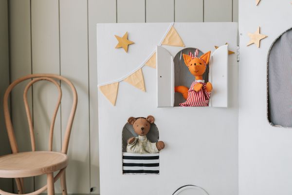 Comment créer un atelier de fabrication de marionnettes pour les enfants avec des matériaux recyclés ?