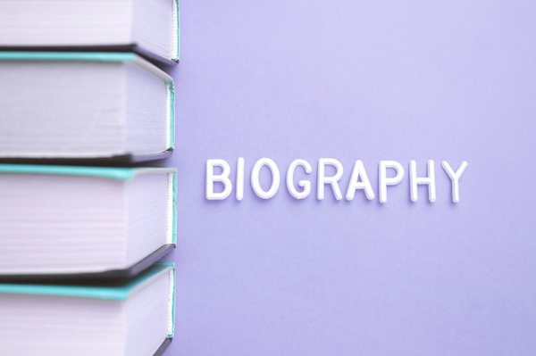 Quels sont les éléments à considérer pour écrire une biographie historique précise et captivante ?