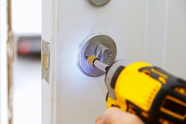 Dépannage urgent : comment choisir le bon serrurier efficacement